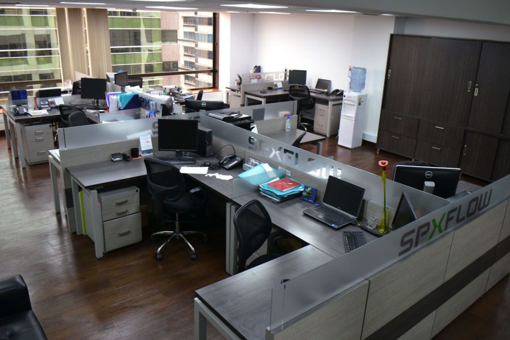 Divisiones para oficinas y adecuación de espacios corporativos en Bogotá